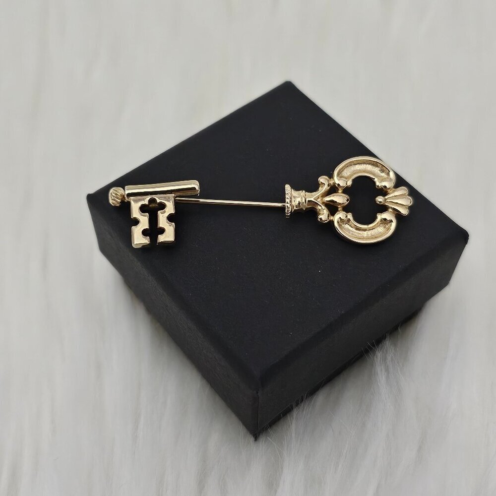 Avon Vintage 1978 Gold Tone Fashion Keynote Skeleton Key Stick Pin Brooch